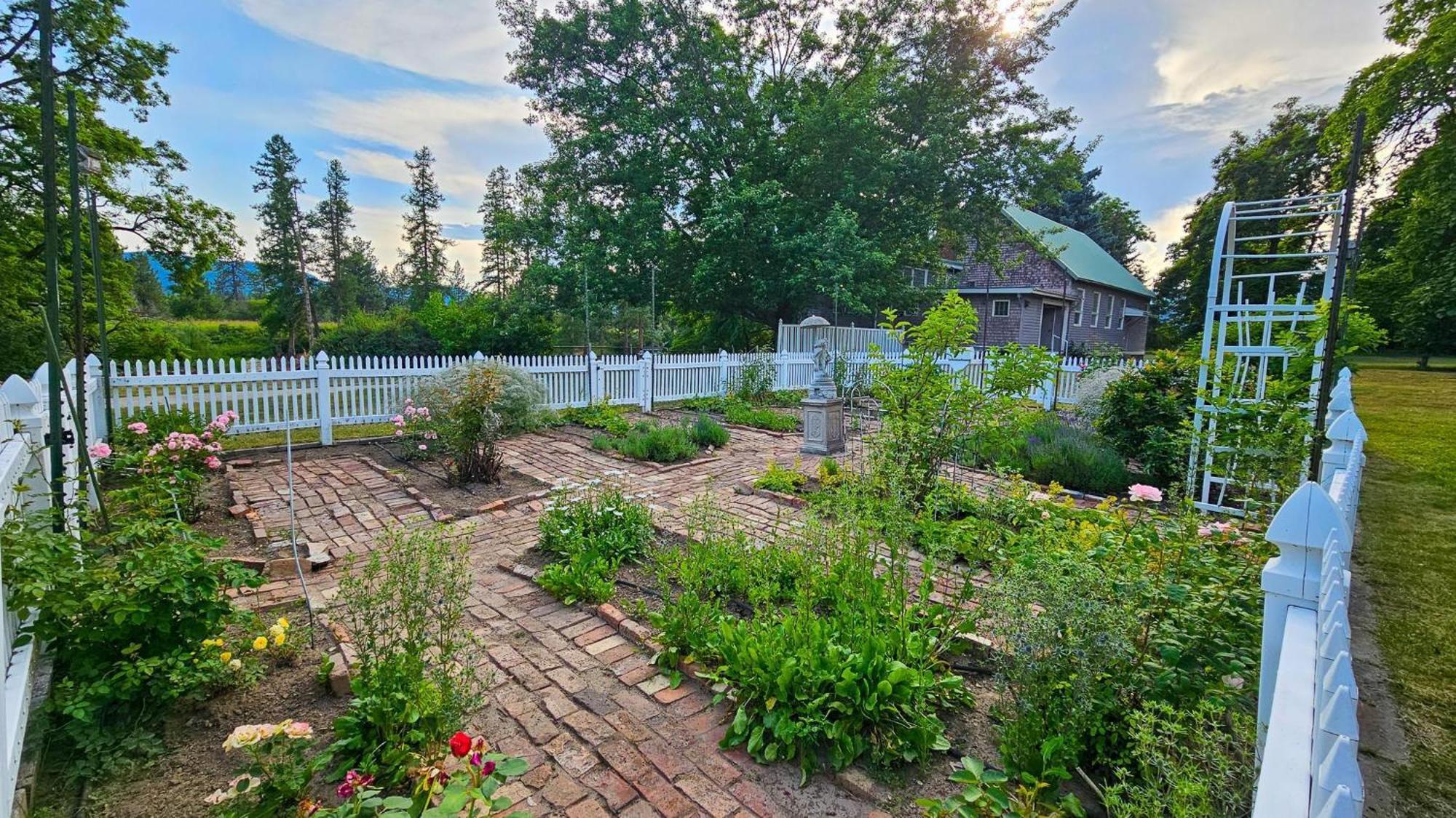 Gardenview Estate Bed And Breakfast Kettle Falls Exteriér fotografie