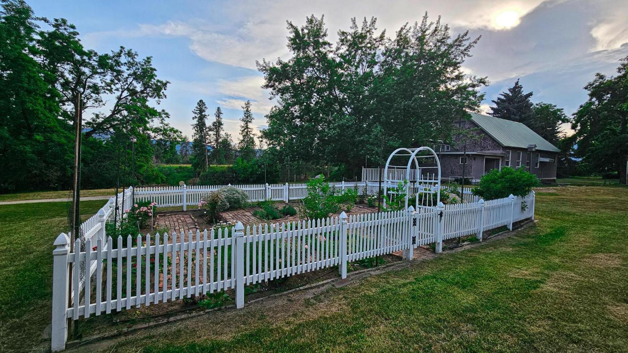Gardenview Estate Bed And Breakfast Kettle Falls Exteriér fotografie
